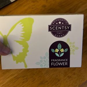 New in box scentsy flower
